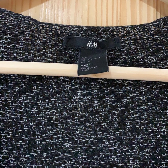 H&M Sweater Size Large - Picture 3 of 3